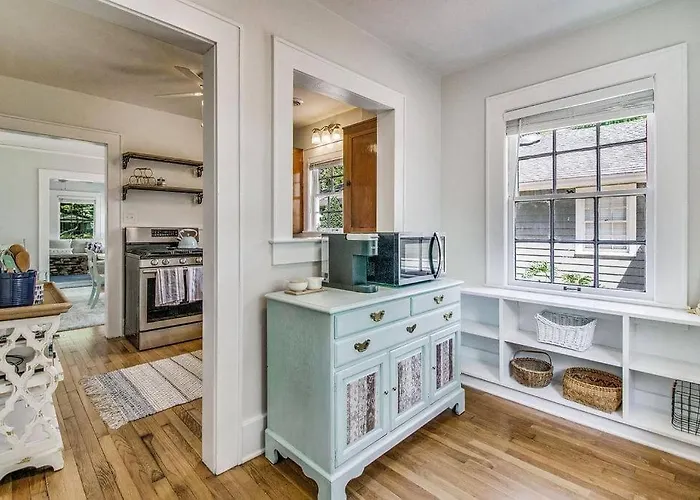 In Beautiful Close To Downtown Holiday home